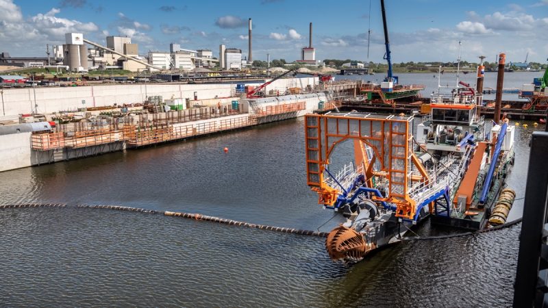 Uitgraven sluiskolk nieuwe zeesluis IJmuiden van start