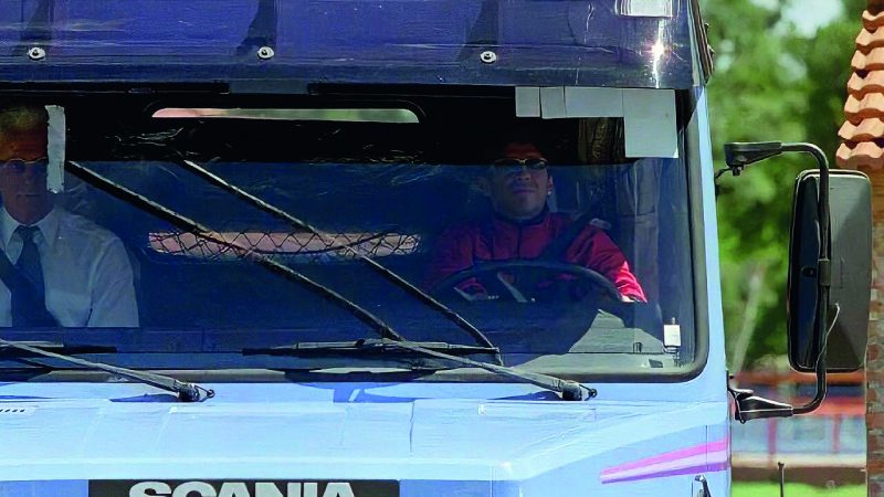 Maradona in zijn Scania. Credit Scania Argentina