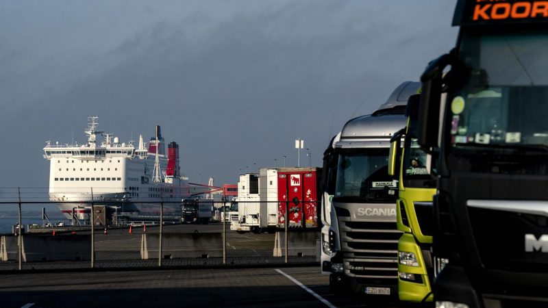 Vrachtwagens bij ferry Hoek van Holland