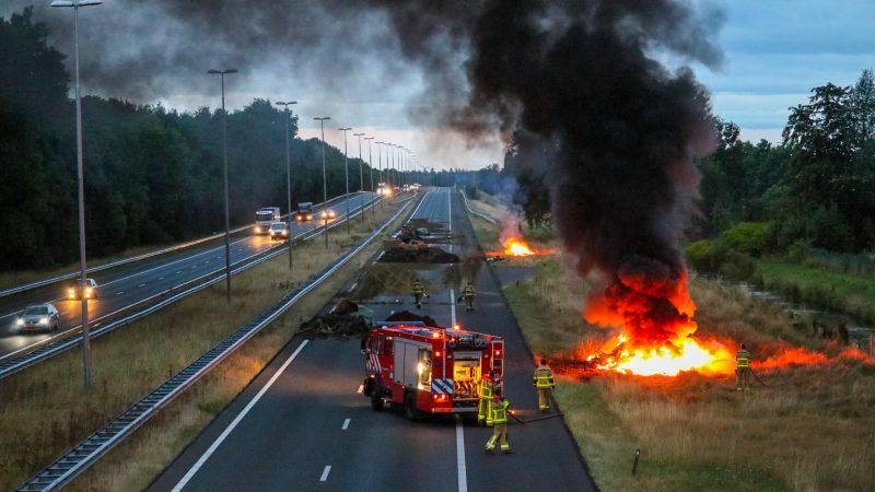 Opnieuw boerendemonstraties bij snelwegen, hooibalen in brand