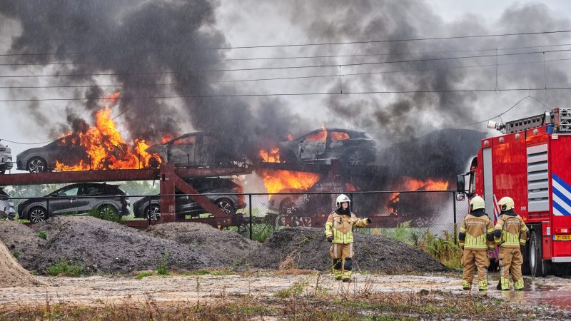 Bij een grote brand op een goederentrein geladen met auto's zijn tientallen auto's verwoest. ANP / Hollandse Hoogte / Tom van der Put