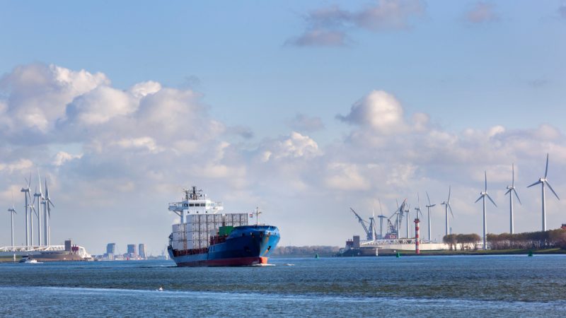 Containerschip met windmolens in Rotterdam