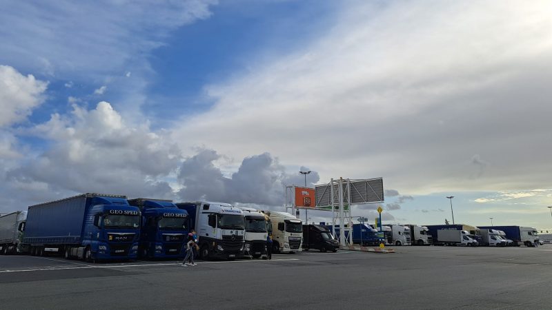 Vrachtwagens in de haven van Calais, Frankrijk