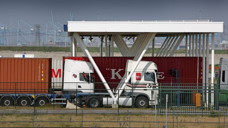 Vrachtwagens bij RWG terminal