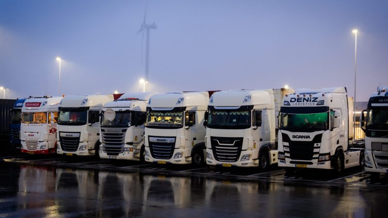 Vrachtwagens op de truckparking Maasvlakte Plaza