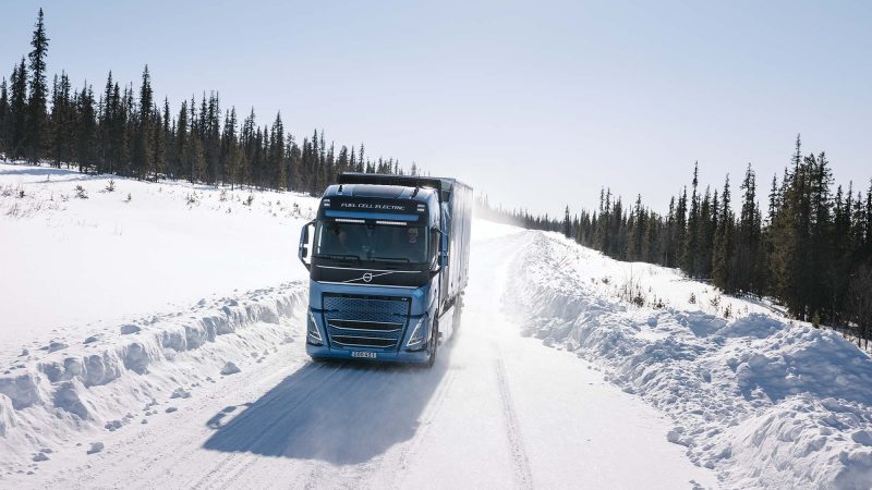 Waterstoftruck van Volvo in de sneeuw in Zweden