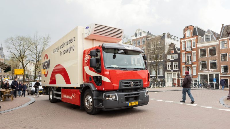 Elektrische bakwagen van VSDV in binnenstad van Amsterdam.