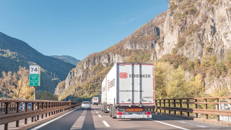 Vrachtwagen van DB Schenker in Bolzano, Italië