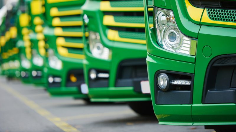 Groene nieuwe vrachtwagens op een rij