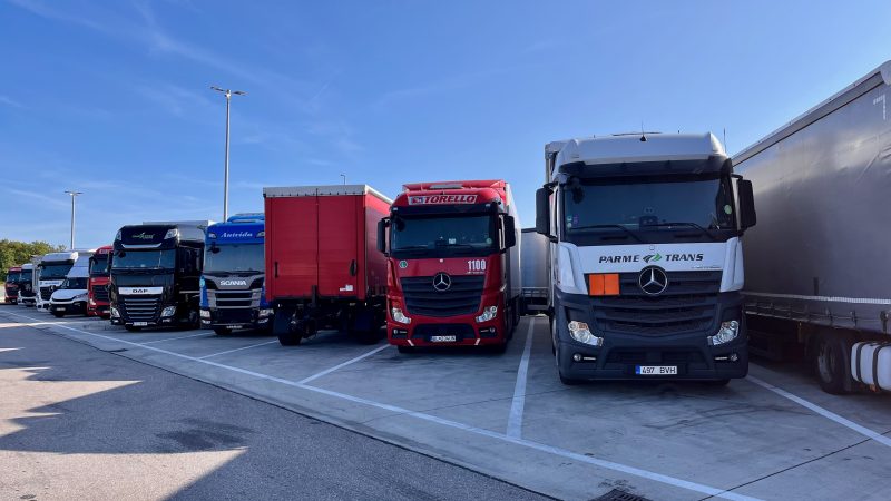Vrachtwagens op een rustplaats bij Eching, ten noorden van München