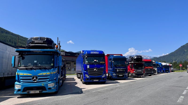 Vrachtwagens op een rustplaats in Oostenrijk