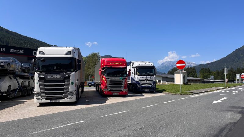 Vrachtwagens op een rustplaats in Oostenrijk