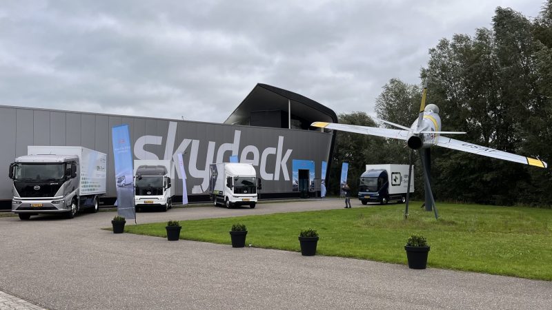 De e-trucks van BYD op het vliegveld van Teuge