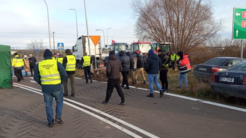 Protesterende truckers en boeren bij de grens tussen Polen en Oekraïne