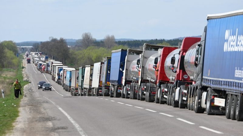File vrachtwagens bij Oekraïense grens