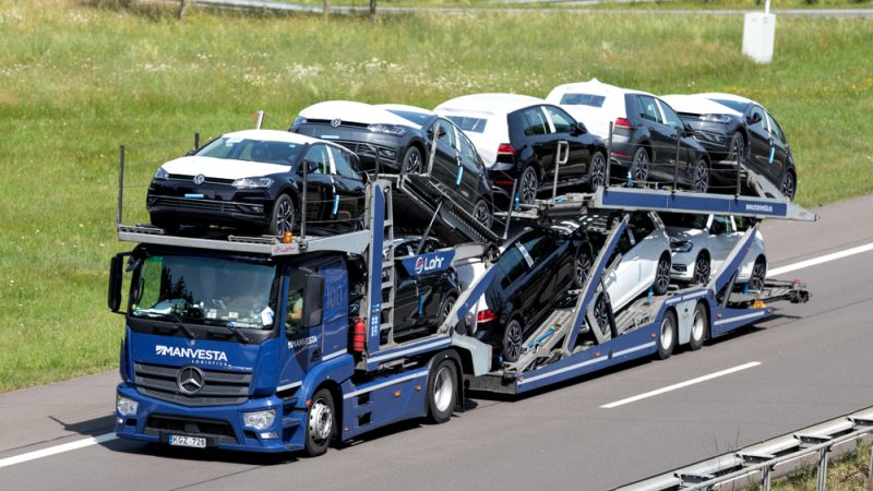 Vrachtwagen met Volkswagens