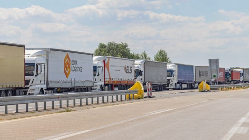 Vrachtwagens bij de grens in Hongarije