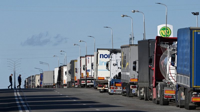 Vrachtwagens in de file bij grens met Polen en Oekraïne