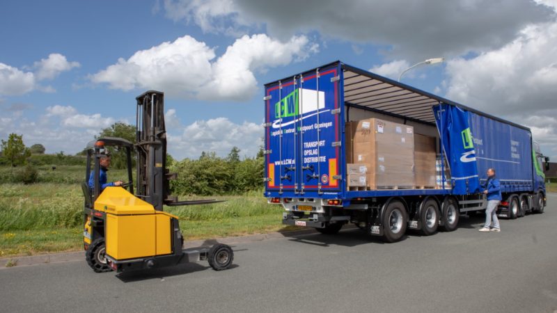 Vrachtwagen met kooiaap van LCW Groningen