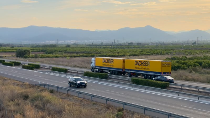 Truck Dachser met trailer in Spanje