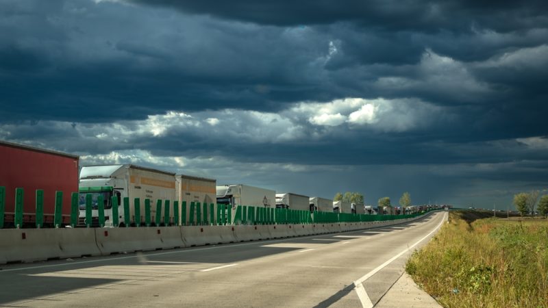 Vrachtwagens aan de grens tussen Roemenië en Bulgarije