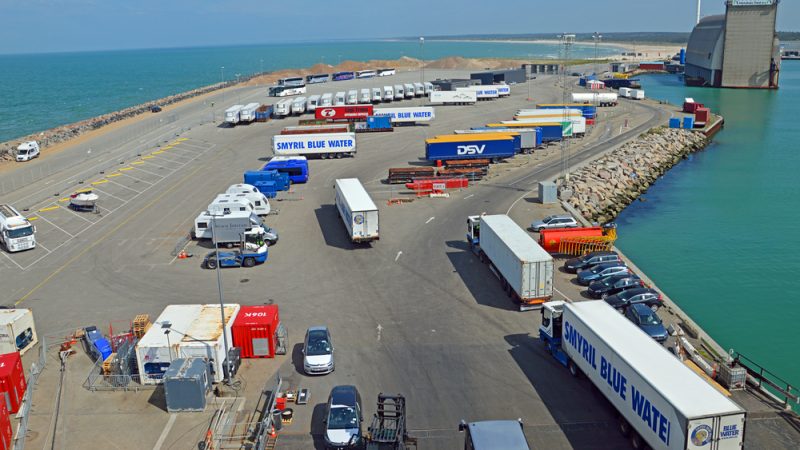 Vrachtwagens op parking in Denemarken