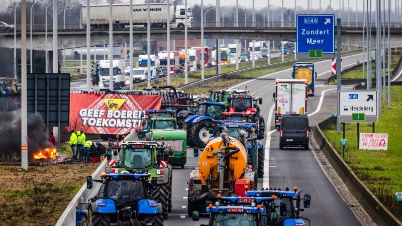 Nederlande en Belgische boeren blokkeren de grensovergang tussen Nederland met Belgie