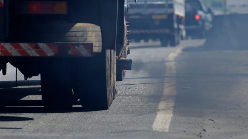 vrachtwagen met zwarte rook uit uitlaat