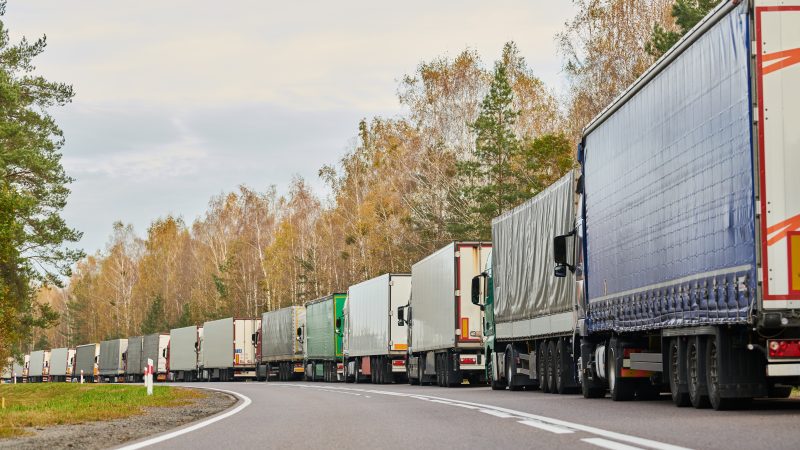 vrachtwagens gecombineerd vervoer in de file