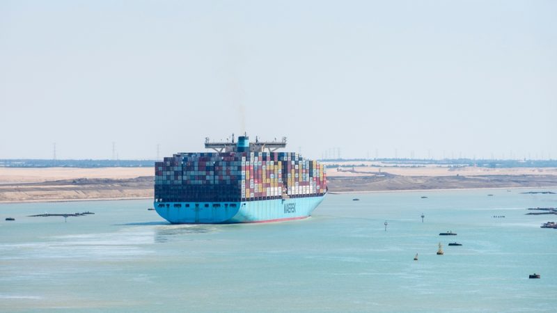 Schip van Maersk in het Suezkanaal