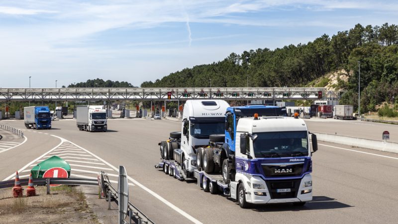 Vrachtwagens bij tolpoort in Frankrijk