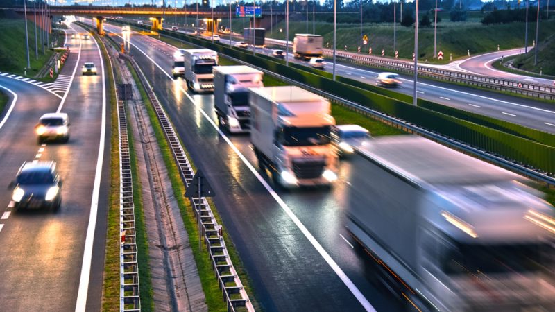 Vrachtwagens op snelweg in Polen