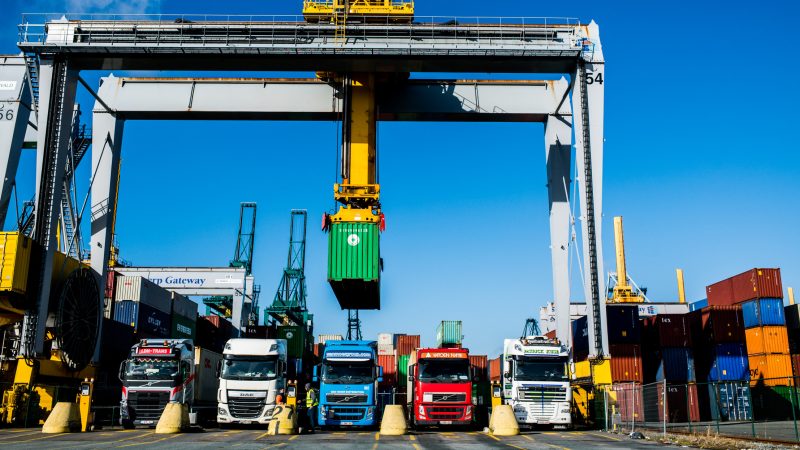 Vrachtwagens in haven Antwerpen met containers