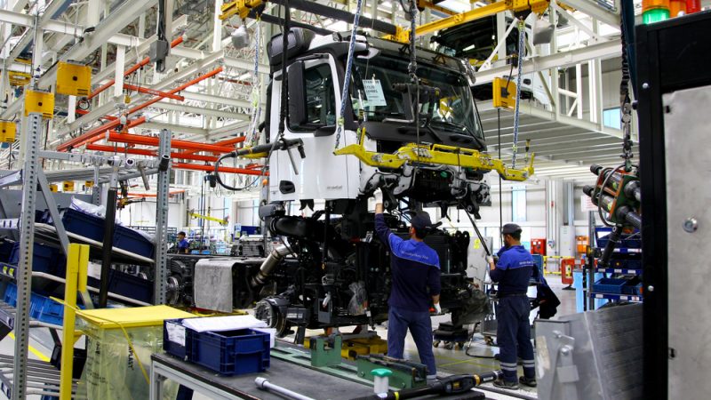 Vrachtwagens in fabriek Mercedes in Turkije