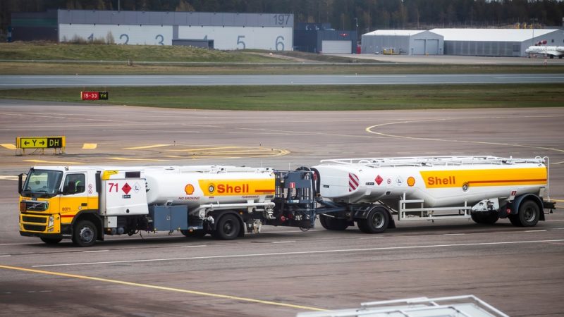 Tanktruck van Shell op vliegveld