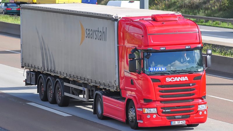 Rode vrachtwagen in Duitsland met trailer van Saarstahl