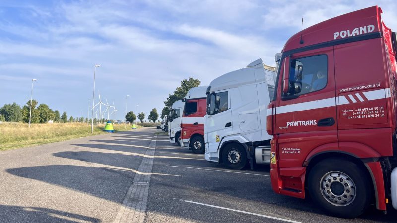 Vrachtwagens op truckparking